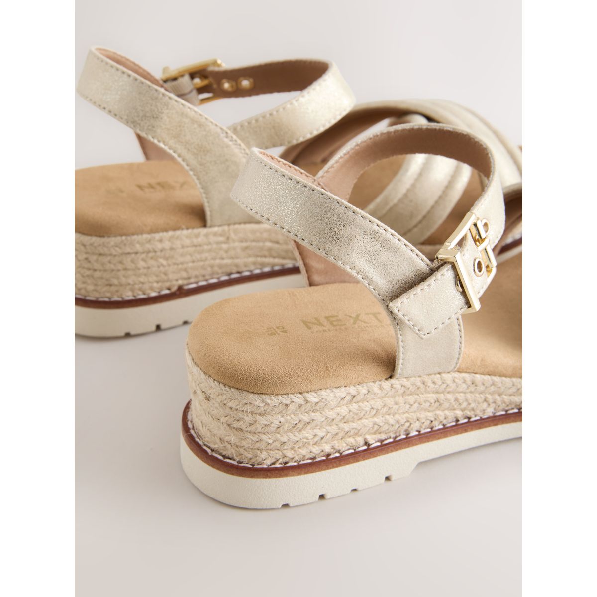 Chaussures compensées à brides croisées doré, NEXT