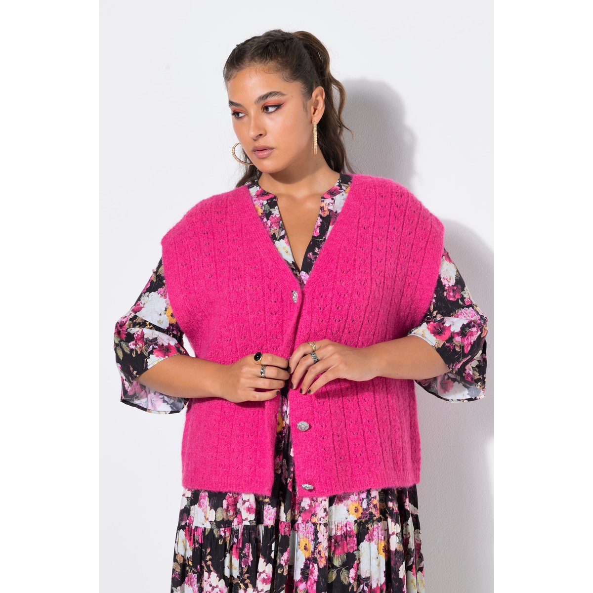 Gilet en maille ajourée, boutons fantaisie rose vif fuchsia, STUDIO UNTOLD