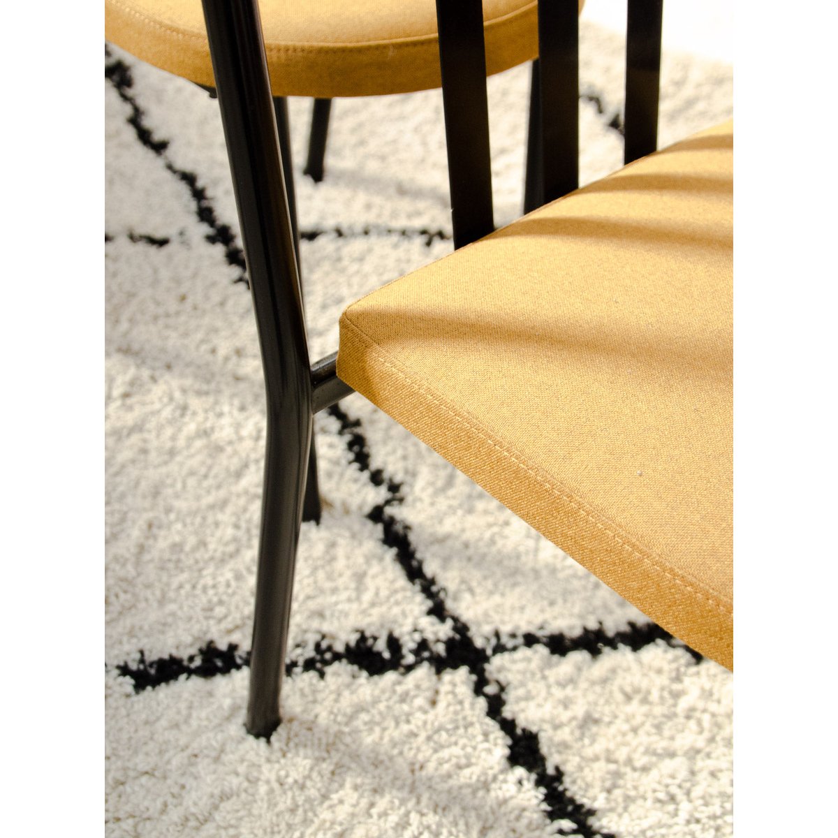 Lot de 4 chaises en métal noir et tissu Alma N°2137 - Bon état noir, DEBONGOUT