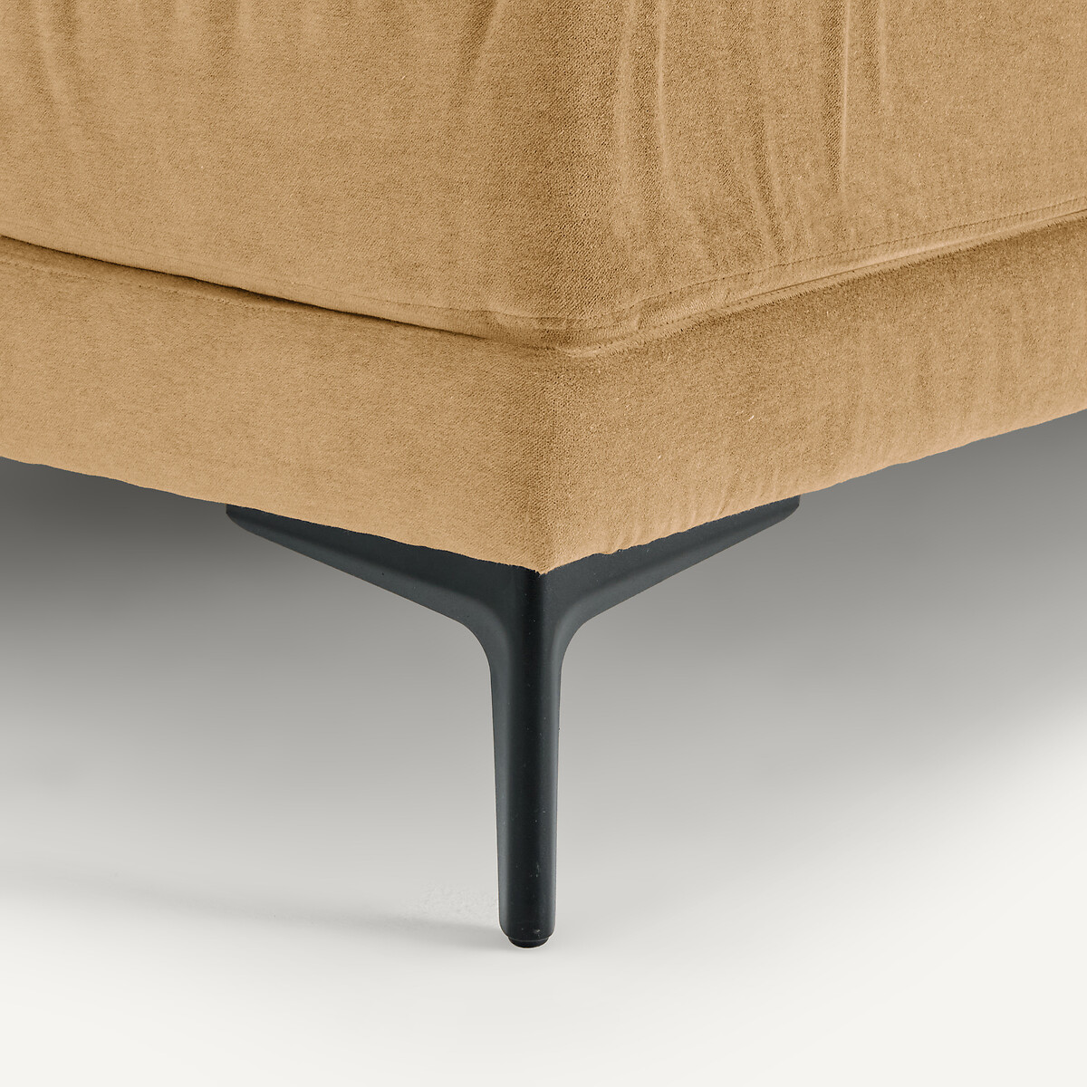 Chaise longue in velluto stone, MODERNISTE, design di Emmanuel Gallina caramello , AM.PM X EMMANUEL GALLINA