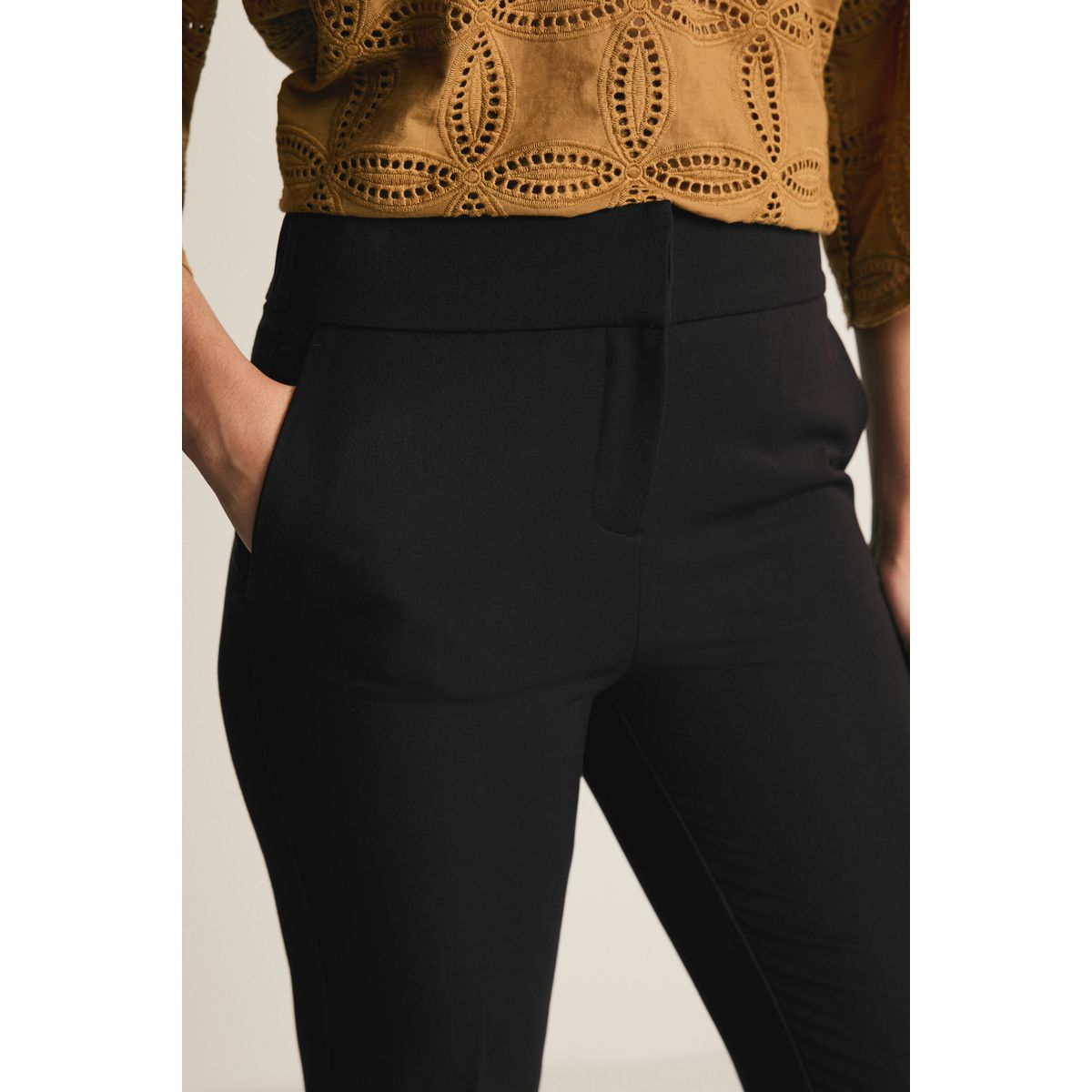 Pantalon slim gainant coupe classique noir, NEXT