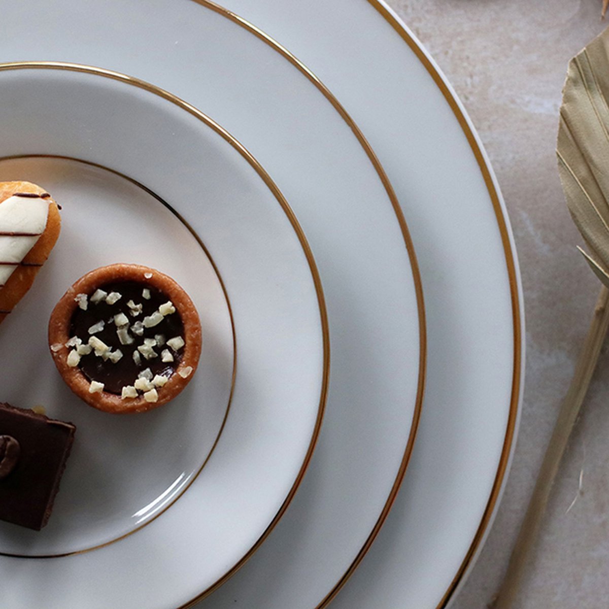 Lot de 6 assiettes à dessert 20,5cm en porcelaine, CLASSIC FILET OR blanc et or, NOVASTYL