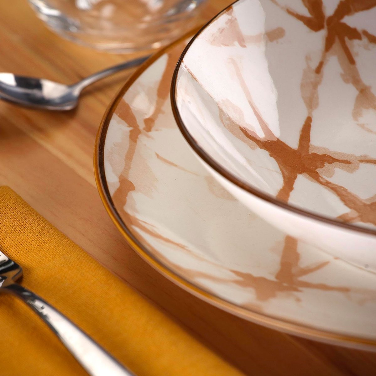 Service de 18 assiettes en porcelaine vanille : plates, creuses et à dessert jaune, VERSA