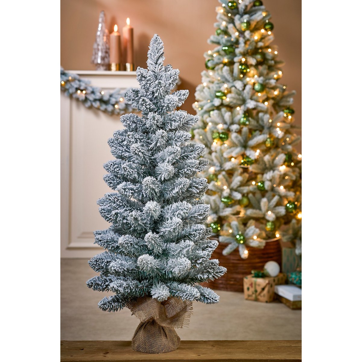 Sapin de Noël artificiel enneigé dans un sac en jute H75 cm GERLOS vert, BLACK BOX TREES