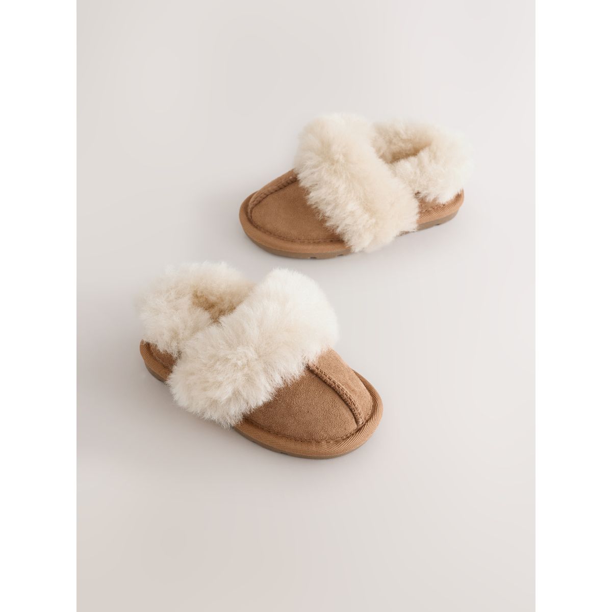 Chaussons en daim doublés de peau mouton marron fauve, NEXT