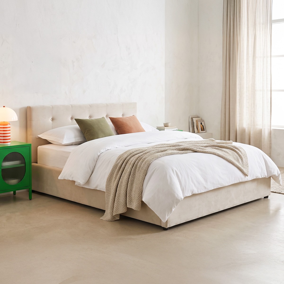 Lit coffre avec tête de lit en velours - TINA beige, HOMIFAB