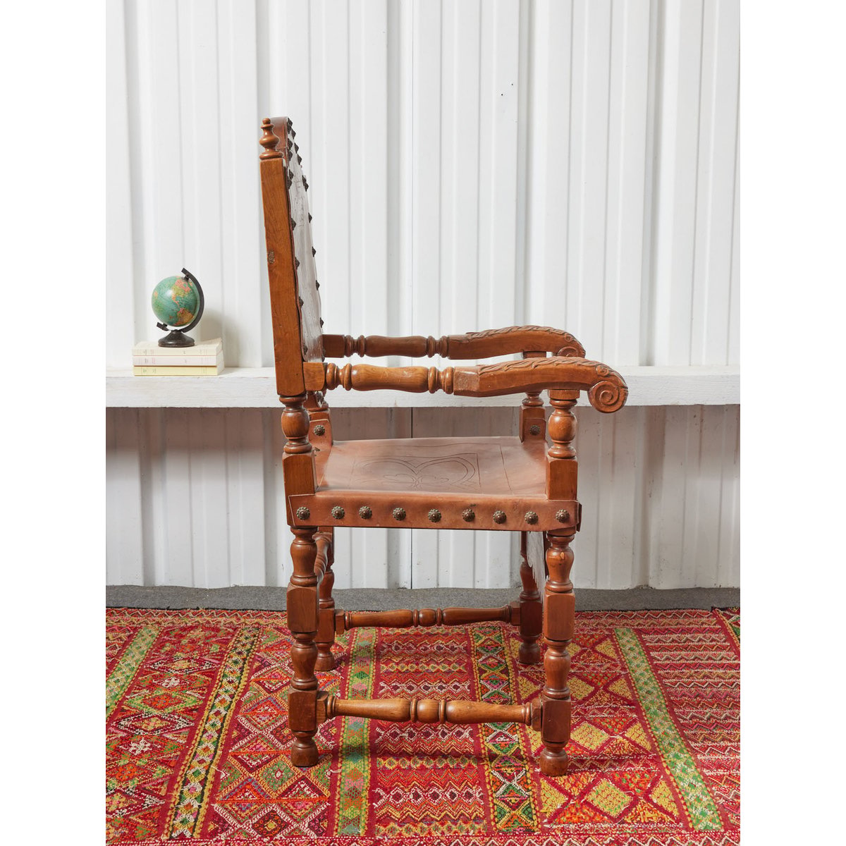 Fauteuil médiéval en cuir Ernest N°803 - Bon état bois clair, DEBONGOUT