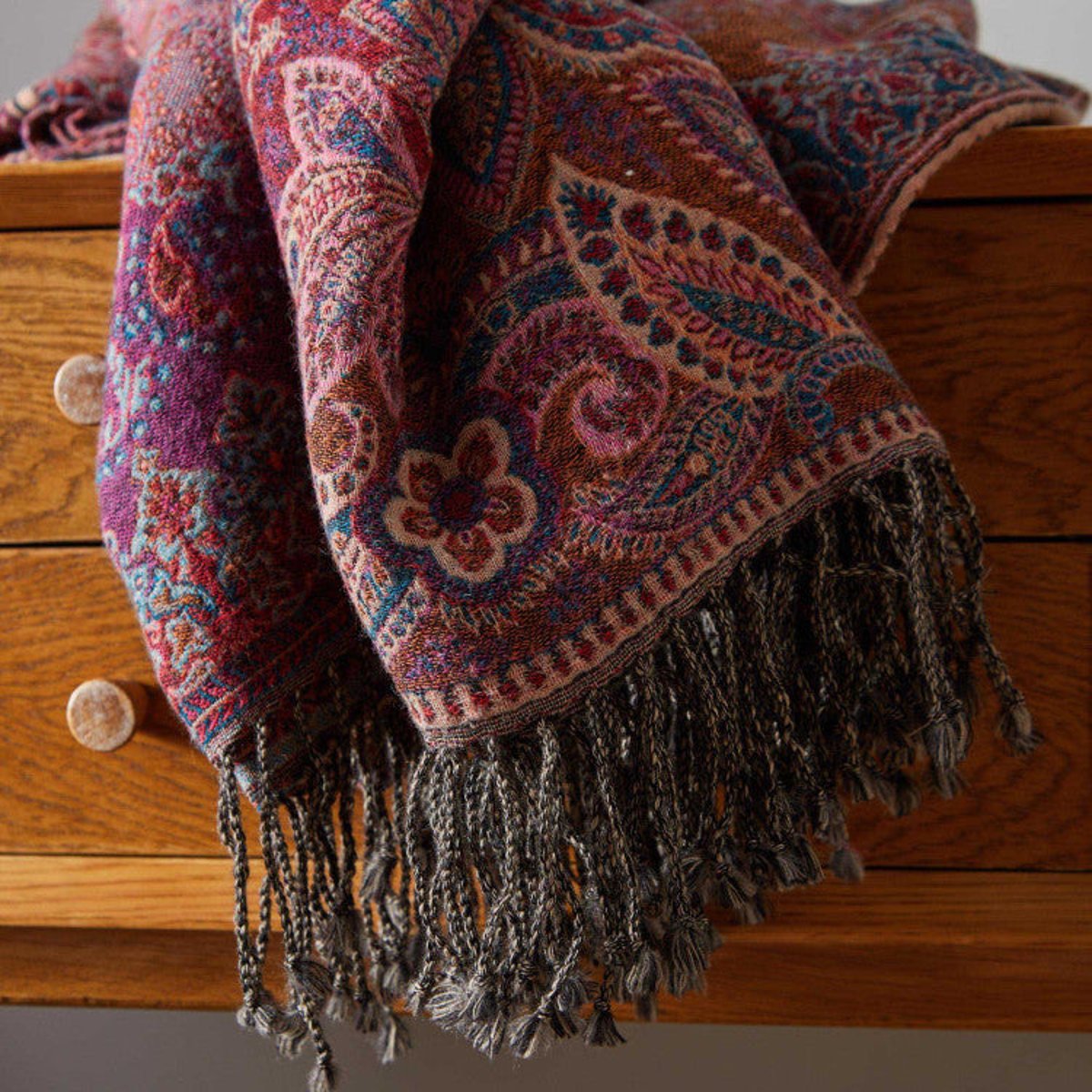 Plaid en Jacquard de laine à motif cachemire FARAH rouge d'orient, MADURA