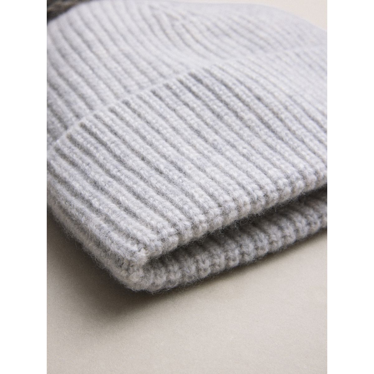 Bonnet en maille de cachemire à pompon gris, NEXT