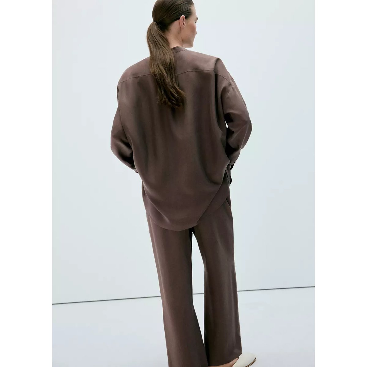 Chemise 100 % soie lavée marron, MANGO