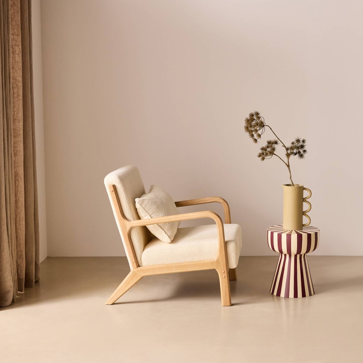 Fauteuil scandinave bois d'hévéa et bouclette texturée LORENS beige, SWEEEK