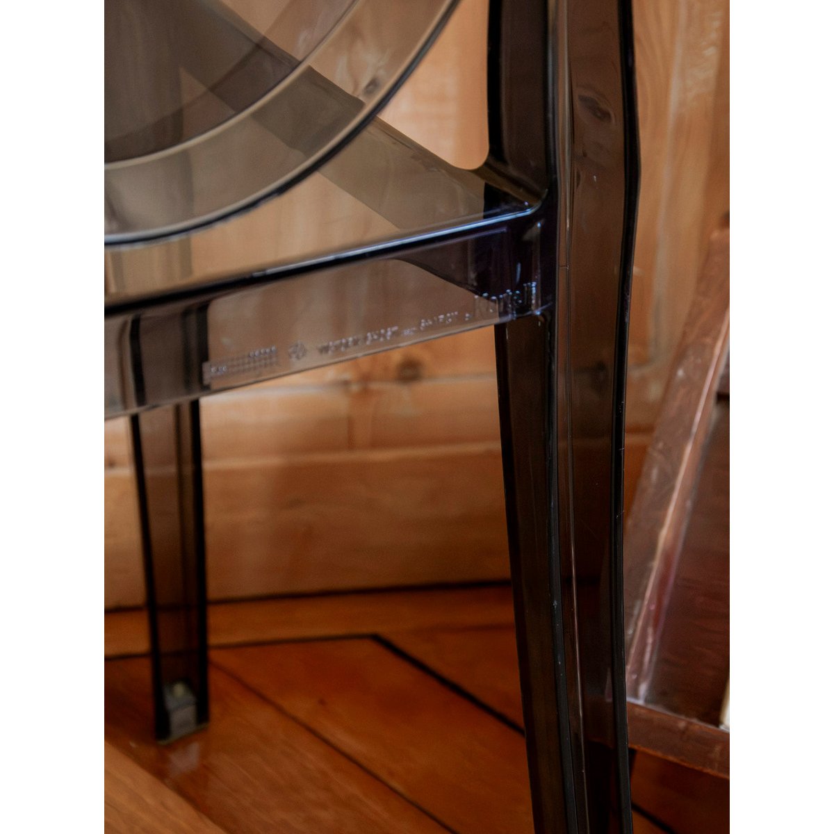 Paire de chaises en plastique fumé Alma N°2110 - Bon état fumé, DEBONGOUT