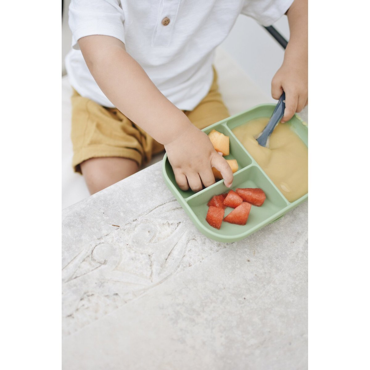 Assiette compartimentée bébé en silicone vert sauge, BEABA
