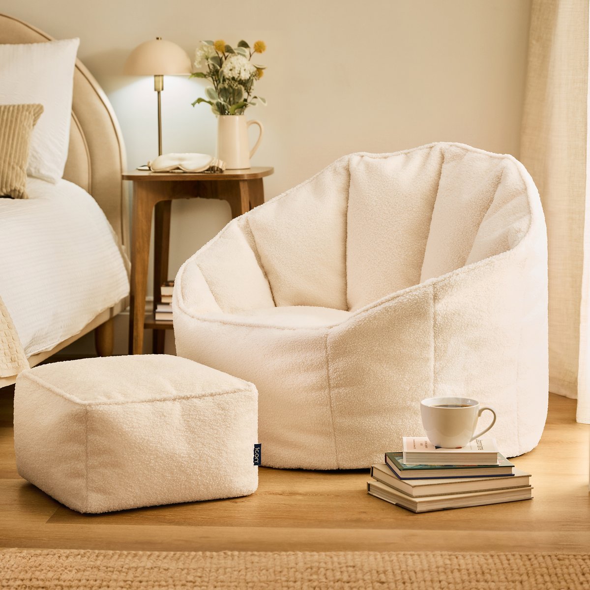 Pouf fauteuil coquillage et son repose-pied carré en bouclette Oeko-Tex® - SIRENA ivoire, ICON