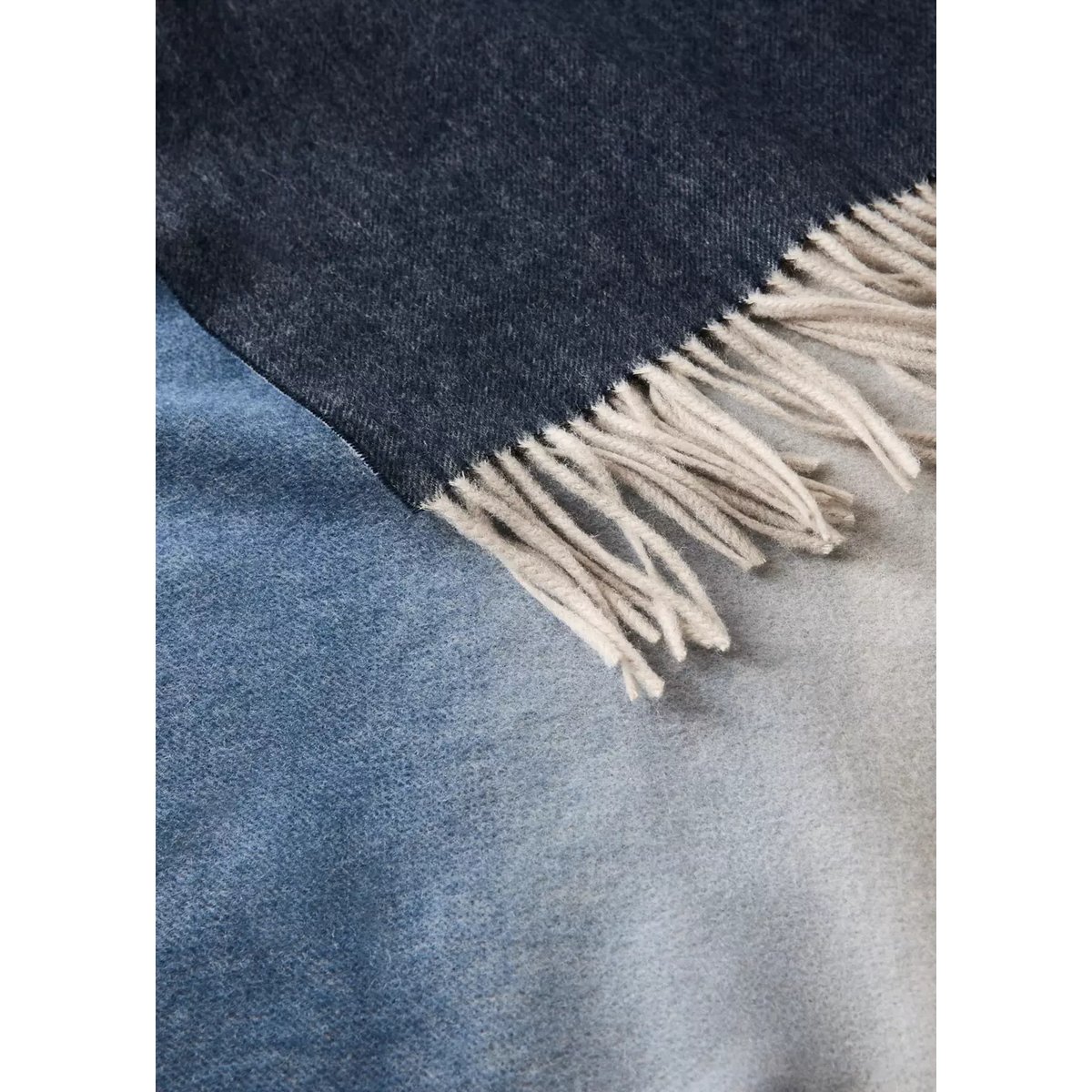 Plaid en laine à effet dégradé et détails de franges rouge foncé, MANGO HOME