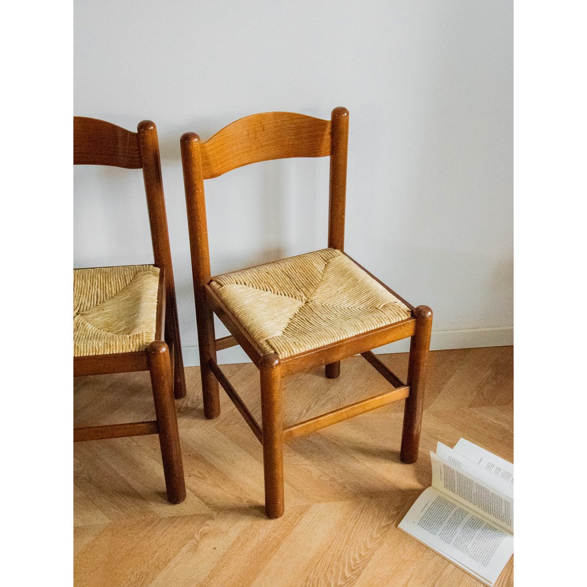 Paire de chaises en bois et corde Claude N°964 - Bon état bois foncé, DEBONGOUT