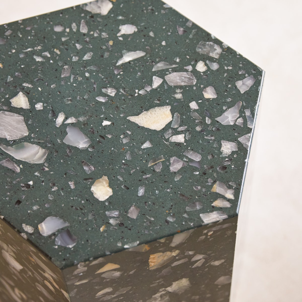 Bout de canapé en Terrazzo premium, ZOÉ vert foncé, TIKAMOON