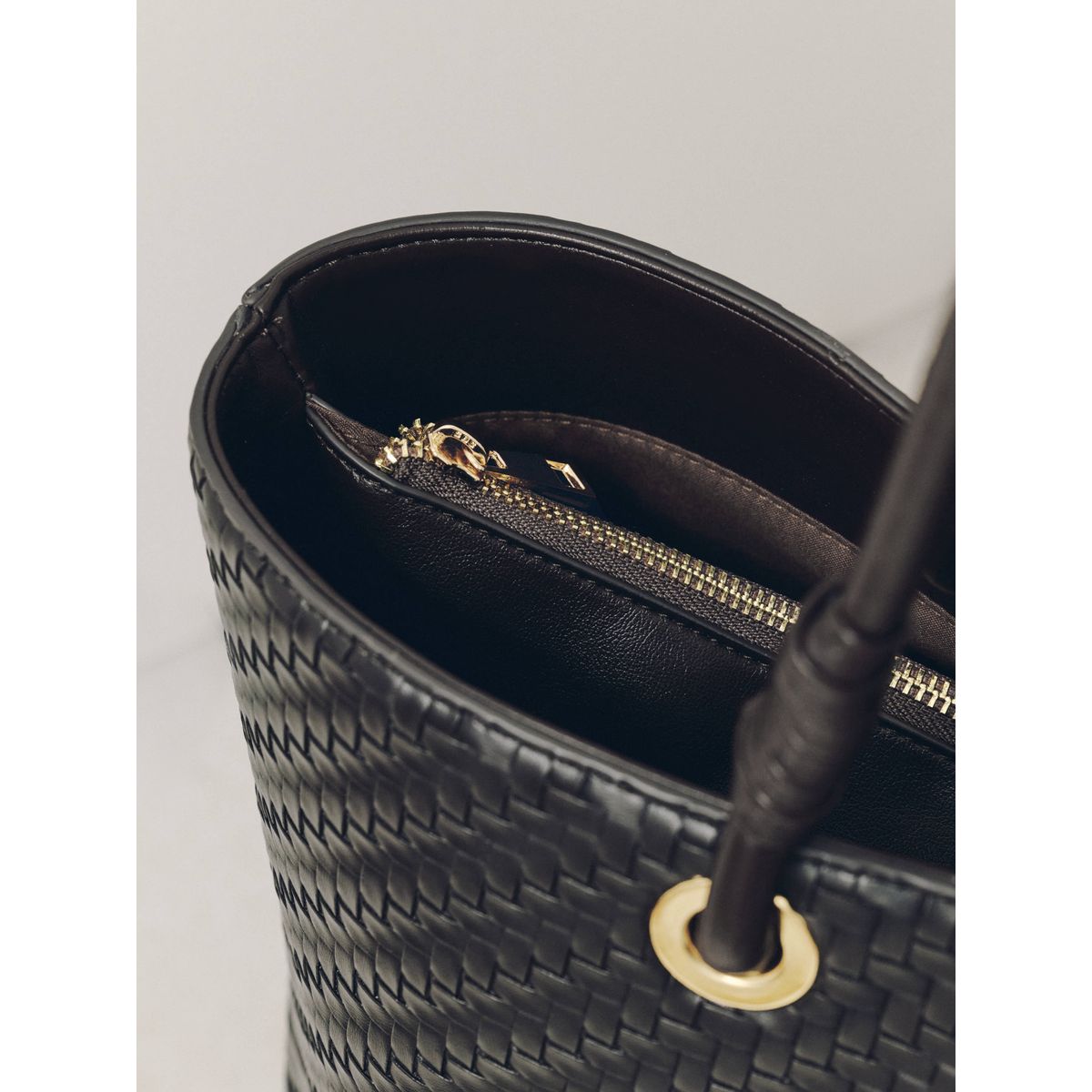 Sac à bandoulière avec détail tissé marron chocolat, NEXT