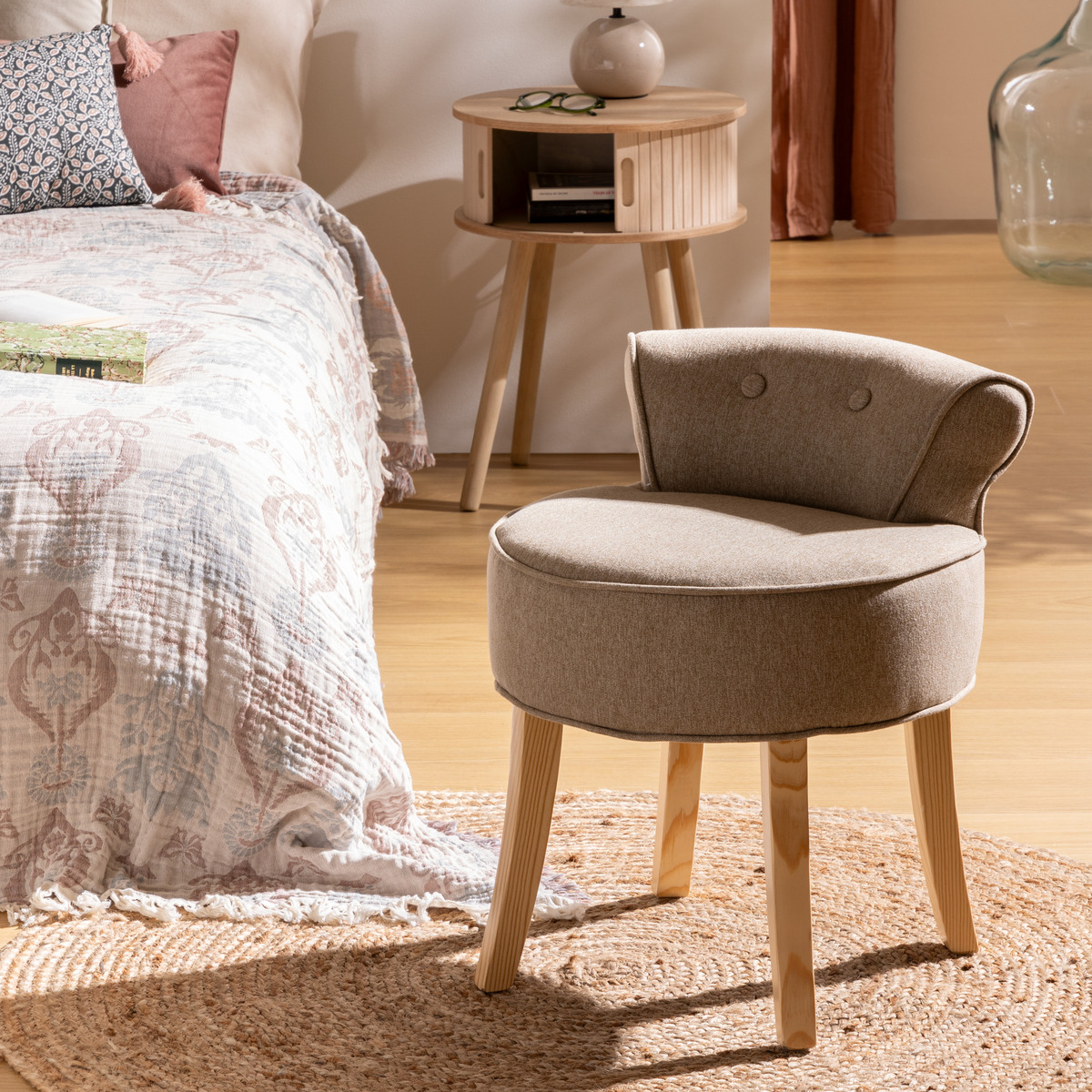 Tabouret dossier capitonné en tissu pieds pin FIRMIN beige, ATMOSPHERA