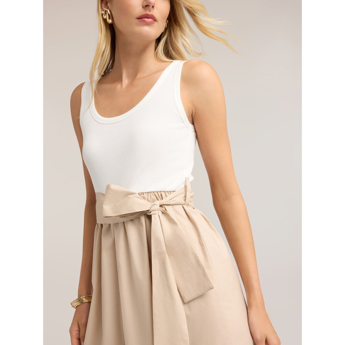 Robe évasée avec nœud à la taille beige, MOTIVI