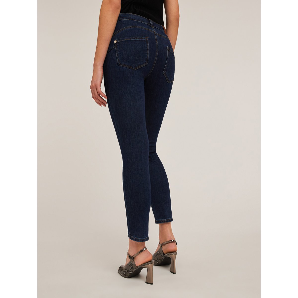 Jean skinny push-up Gisele bleu, MOTIVI