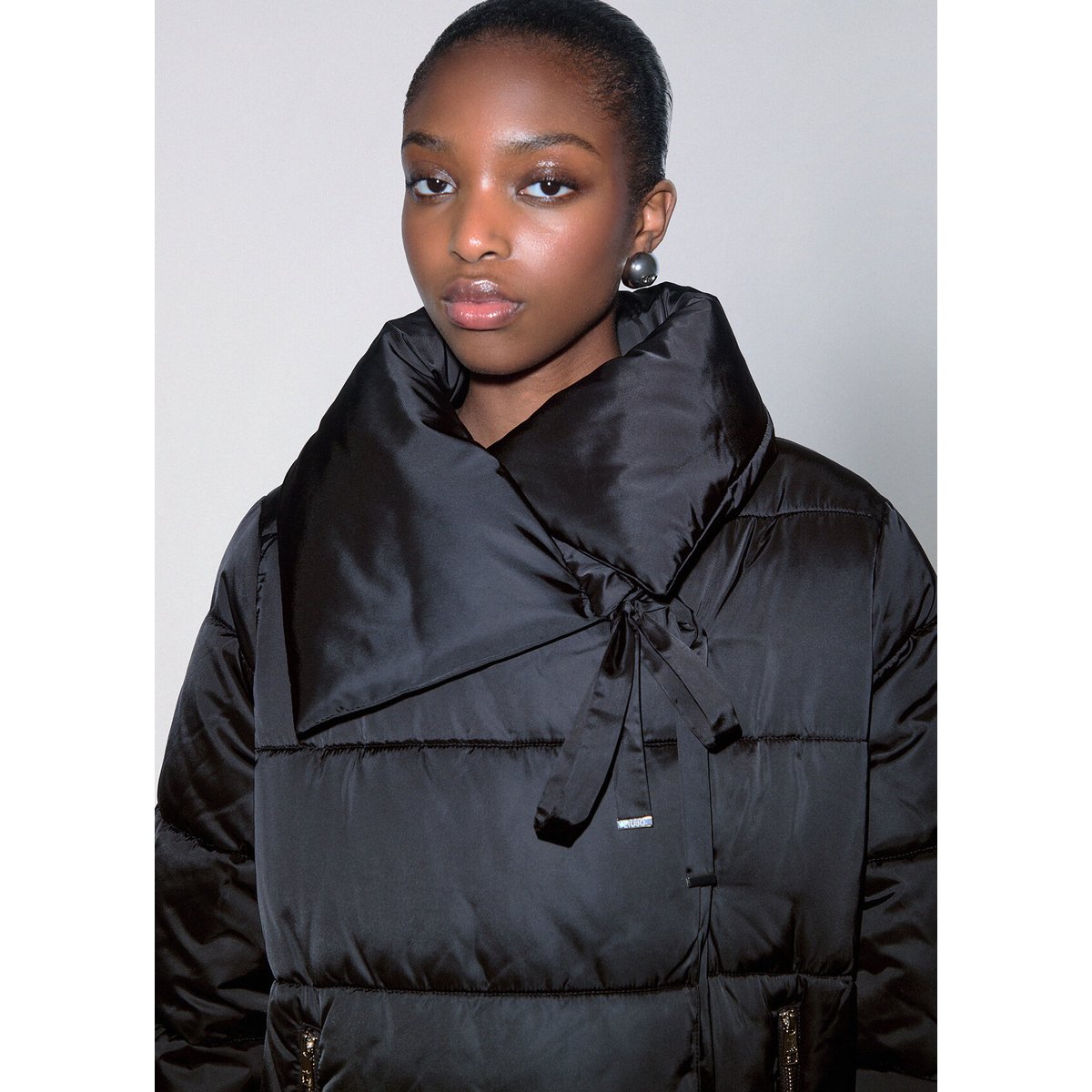 Blouson matelassé over en nylon brillant noir, LIU JO