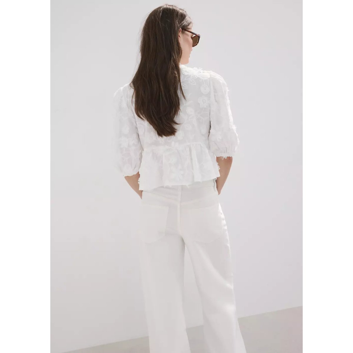 Blouse brodée manches bouffantes blanc cassé, MANGO