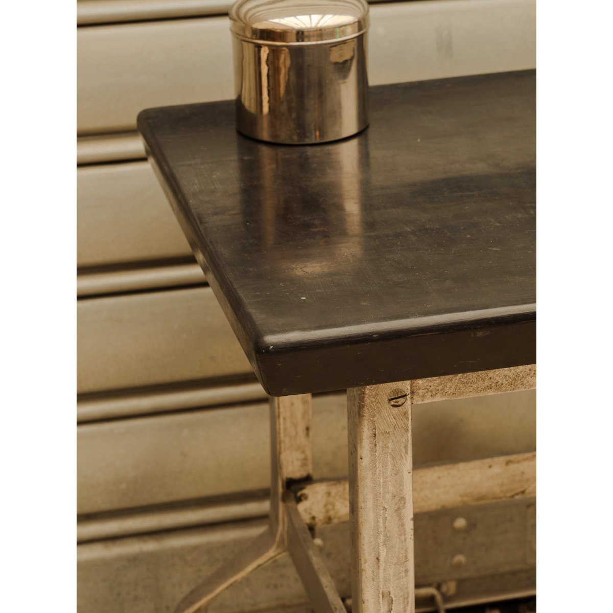 Table d'appoint industrielle en fer Hanna N°1627 - Bon état argenté, DEBONGOUT