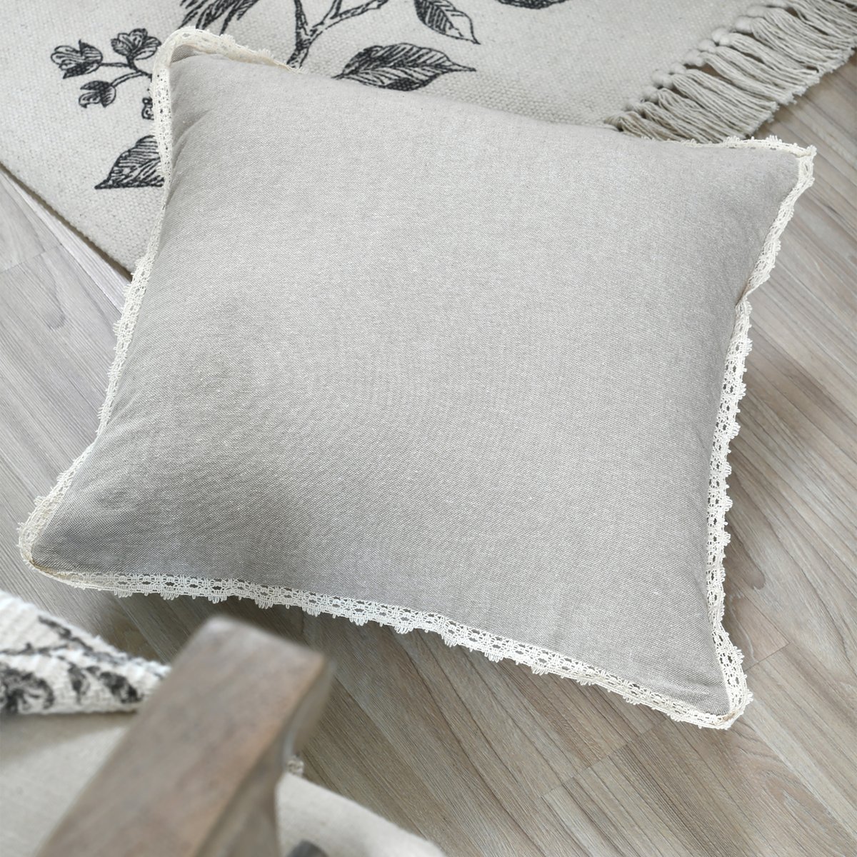 Coussin décoratif 100% coton finition dentelle ficelle, LOVELY CASA