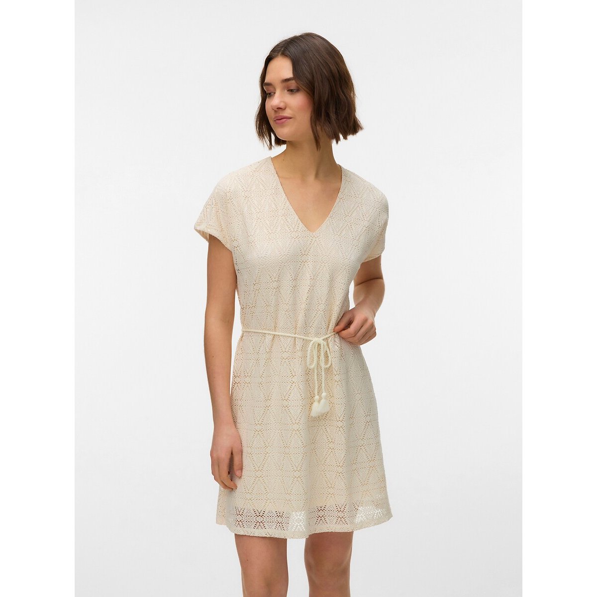 Robe courte en broderie, col v avec ceinture ecru, VERO MODA