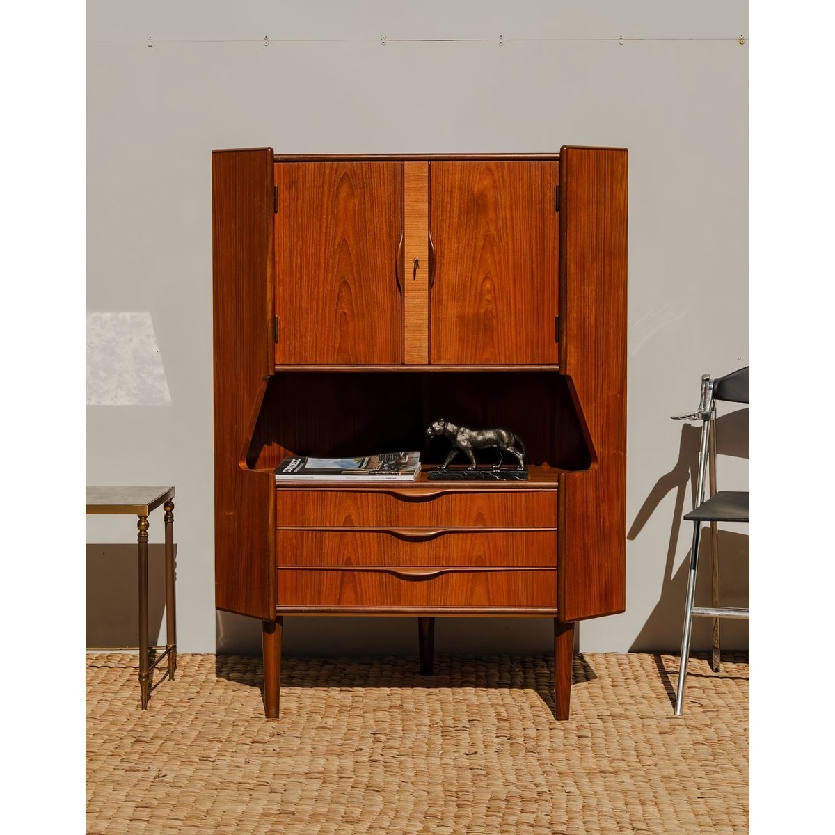 Grand buffet d'angle en bois Gilbert N°876 - Bon état bois foncé, DEBONGOUT