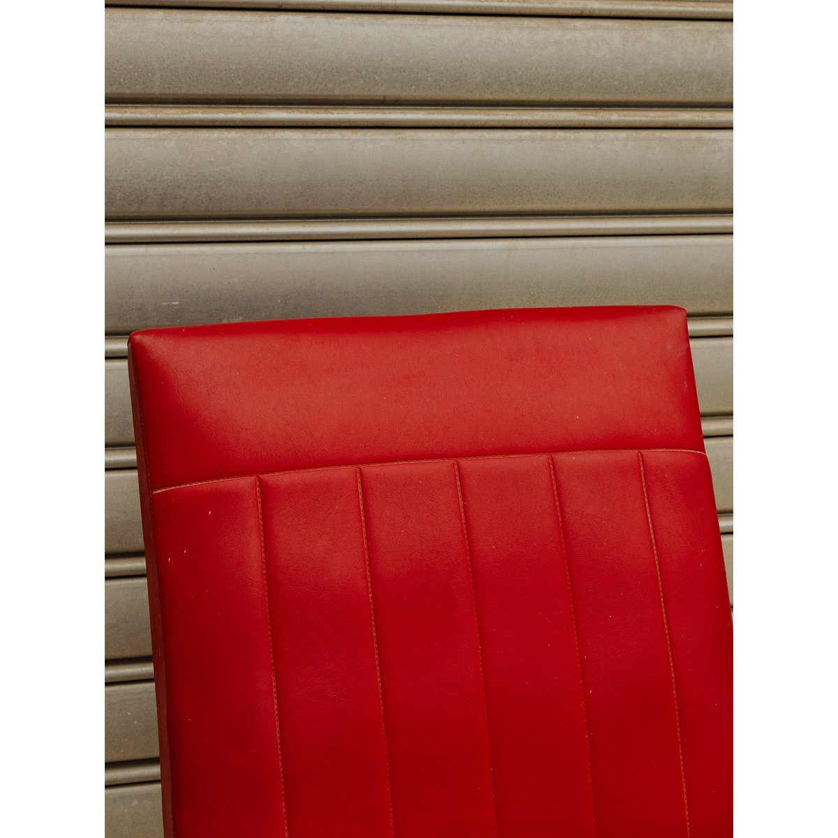 Fauteuil en bois et cuir rouge Jakob N°1443 - Bon état bois foncé, DEBONGOUT