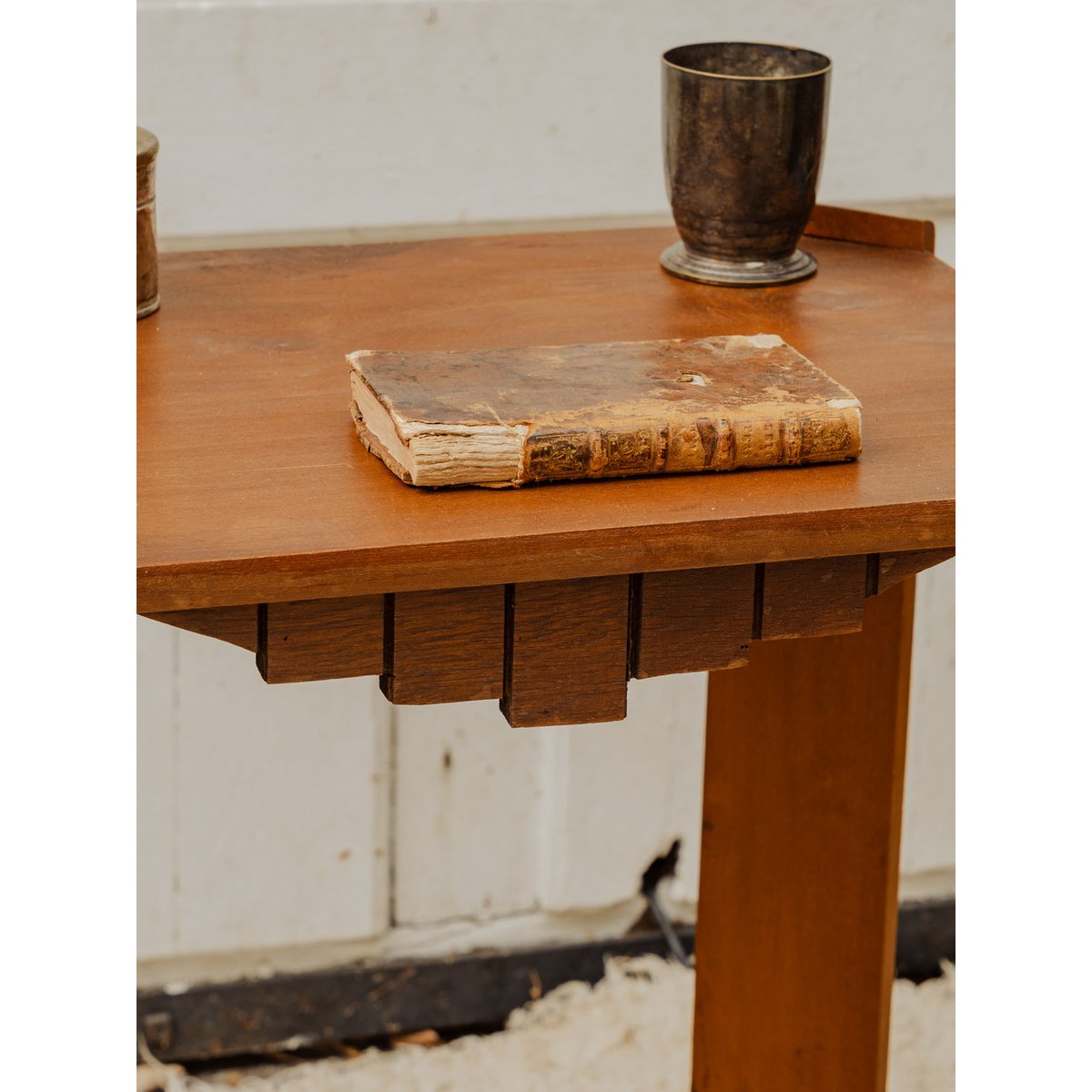 Table d'appoint en bois Francine N°1652 - Bon état bois foncé, DEBONGOUT