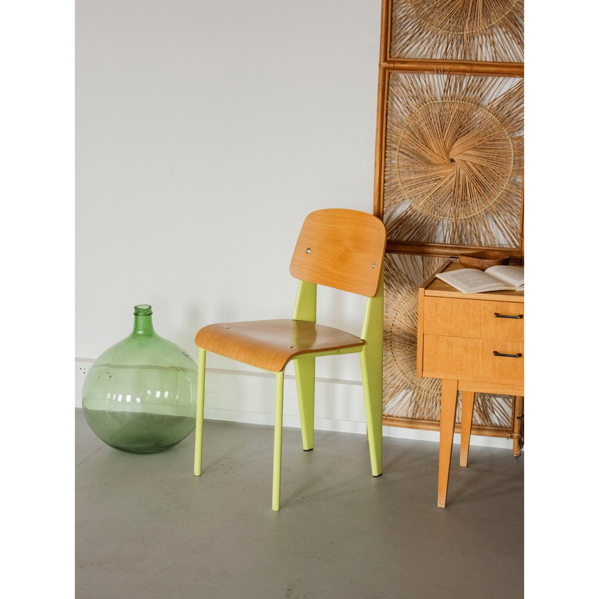 Chaise aux pieds jaune fluo Alma N°1923 - Bon état jaune, DEBONGOUT