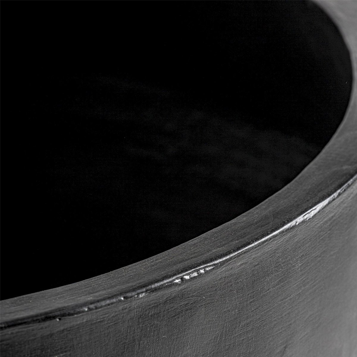 Vase amphore contemporain en béton noir, RECOLLECTION