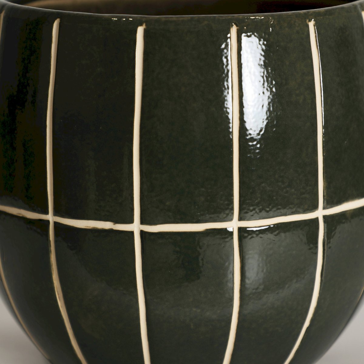 Cache-pot en céramique collection VACIO vert brillant avec lignes claires, RECOLLECTION