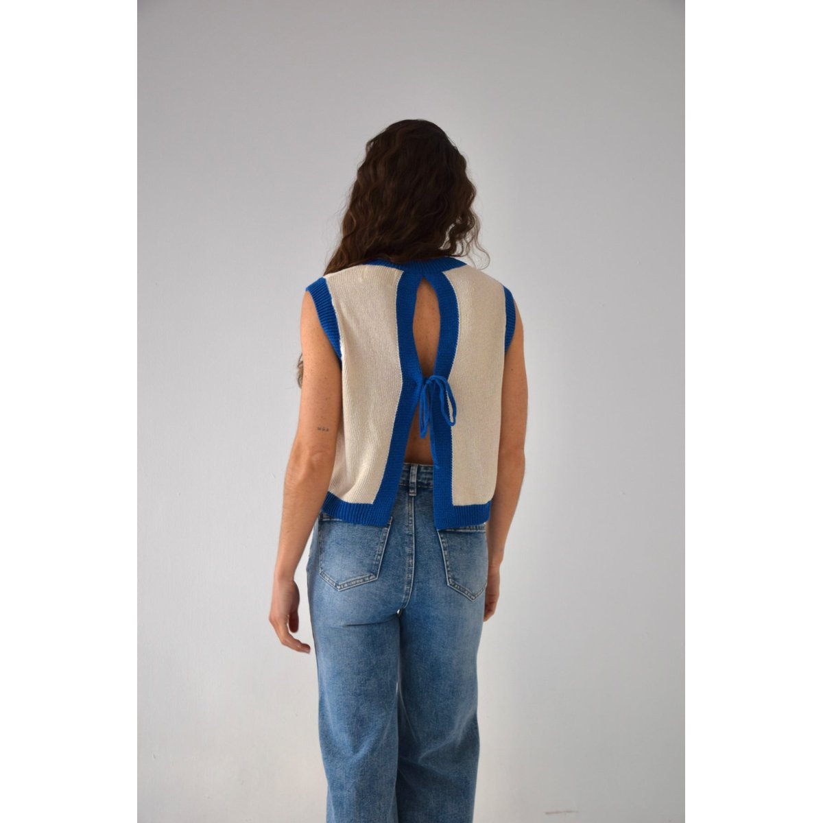 Top sans manches dos ouvert LAILA écru / bleu marine, MINDTRAVELER