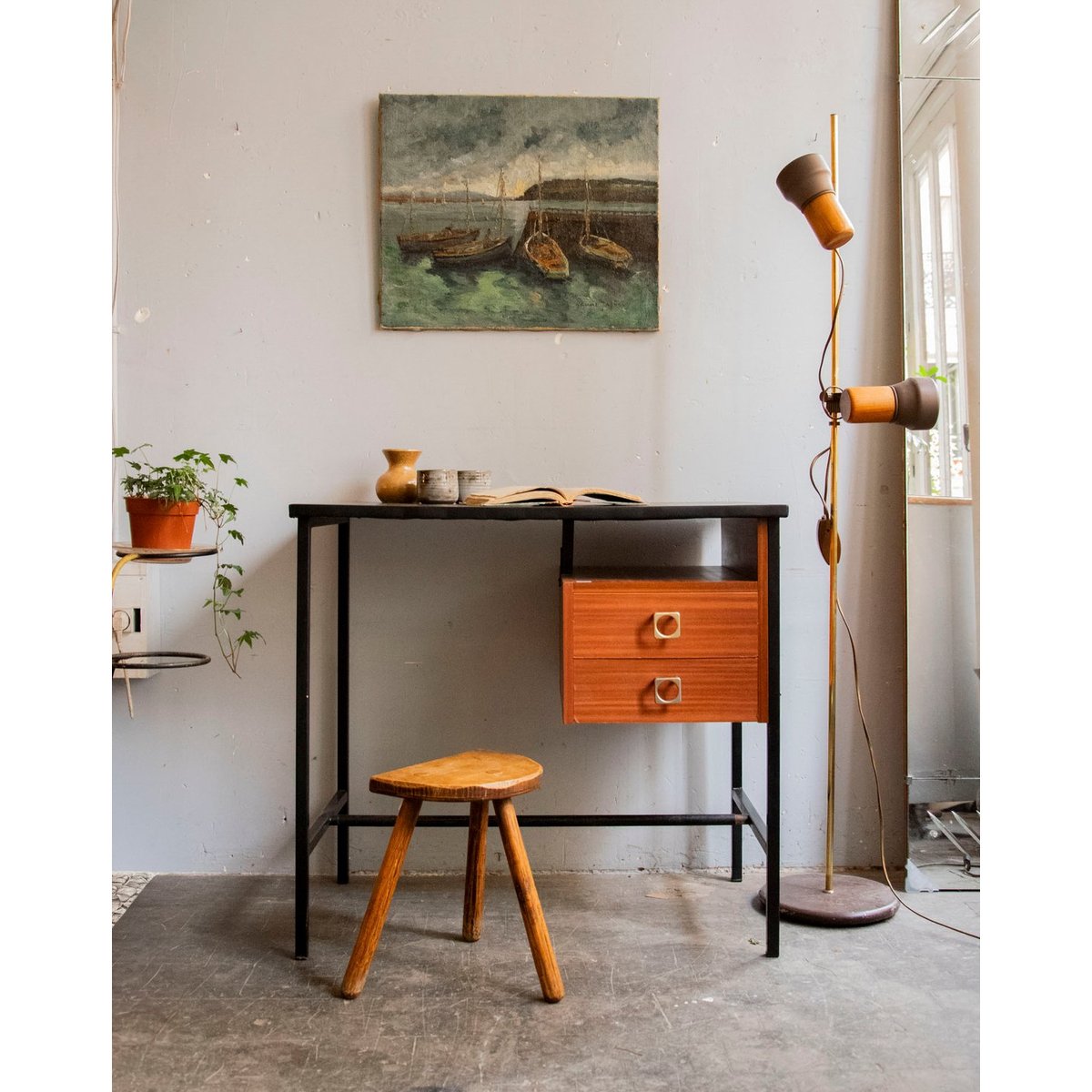 Bureau scandinave au plateau en simili cuir Yvan N°557 - Bon état bois foncé, DEBONGOUT