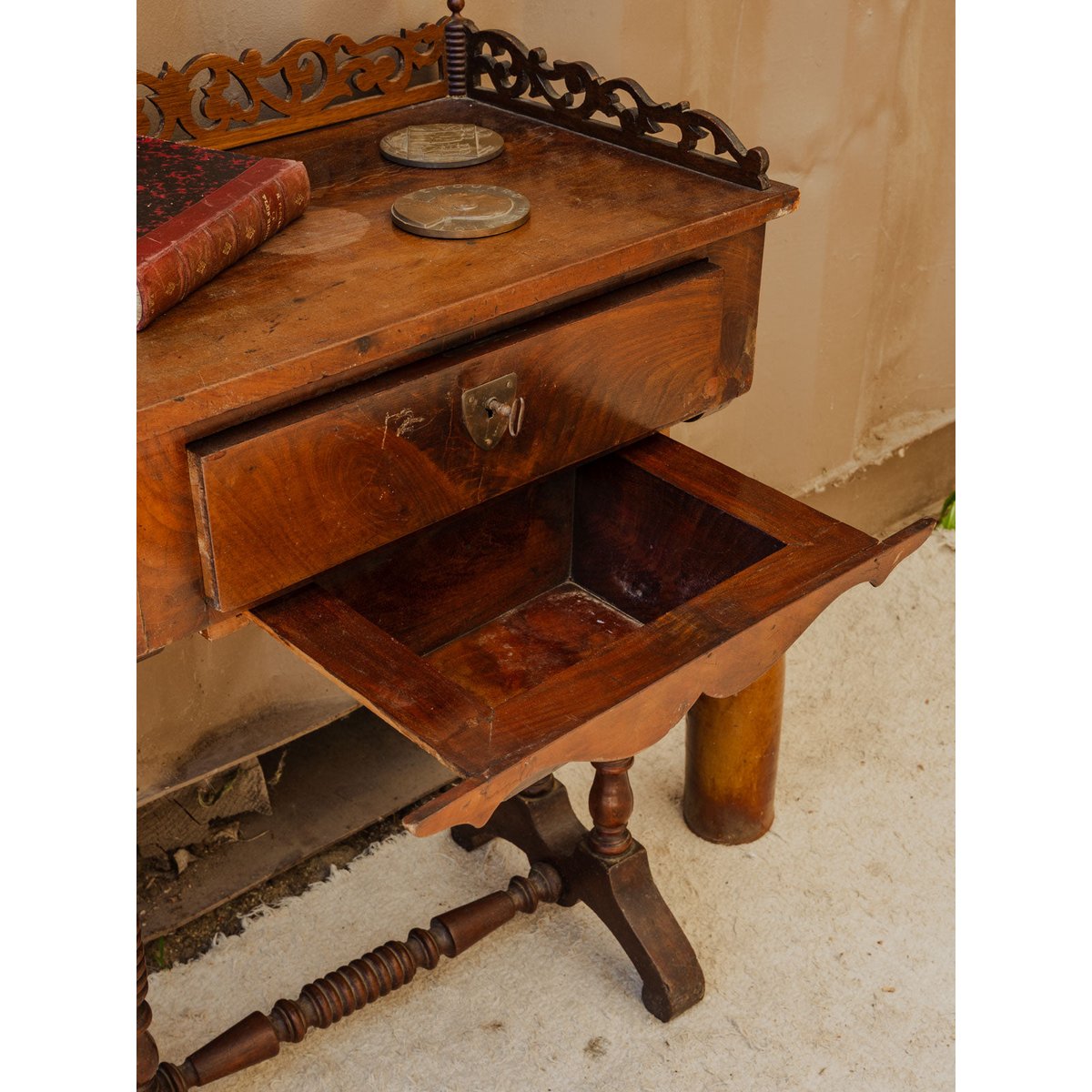 Meuble d'appoint en bois Francine N°1080 - Bon état bois foncé, DEBONGOUT