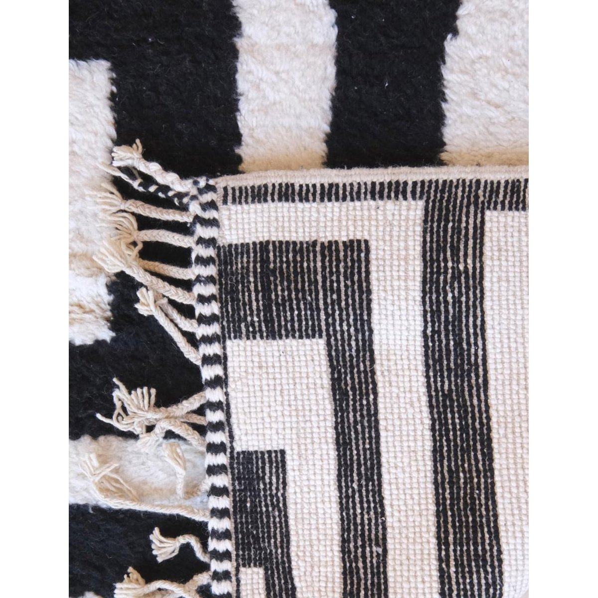 Tapis berbère élégant aux motifs labyrinthes en laine 242 x 347 cm noir intense, AFK LIVING