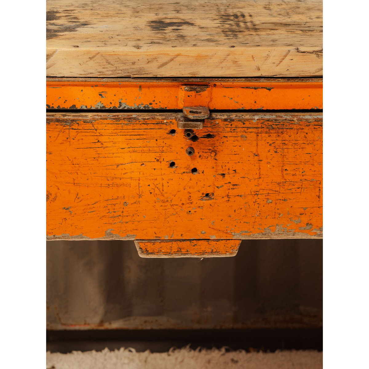 Bureau en bois et métal orange Fernand N°425 - Bon état bois foncé, DEBONGOUT