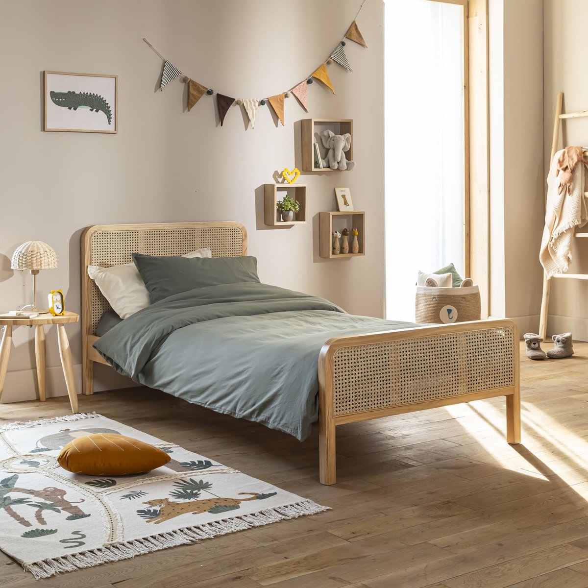 Lit en pin massif avec cannage - ANNA bois naturel, TERRE DE NUIT