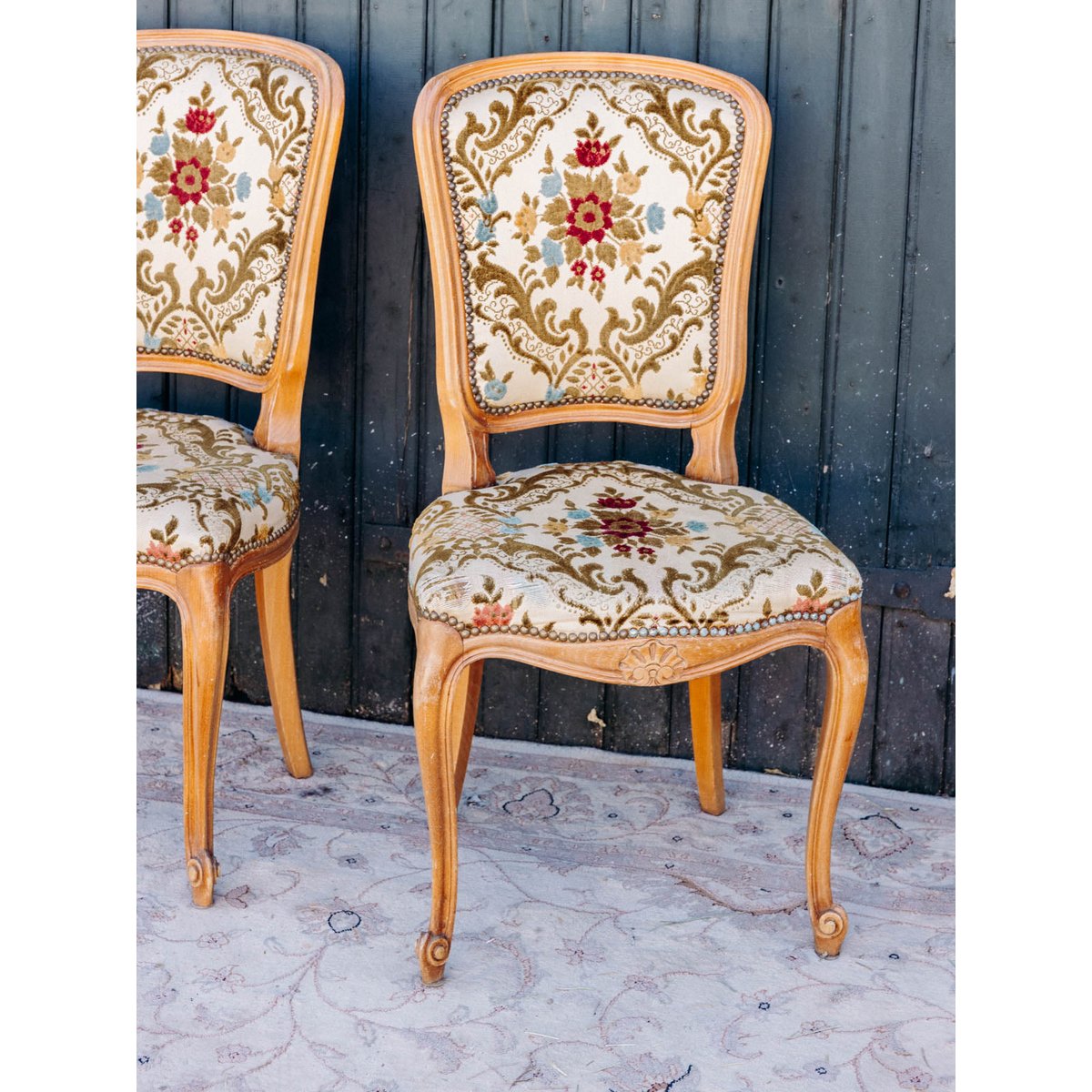 Paire de chaises au tissu floral Claude N°1556 - Bon état multicolore, DEBONGOUT