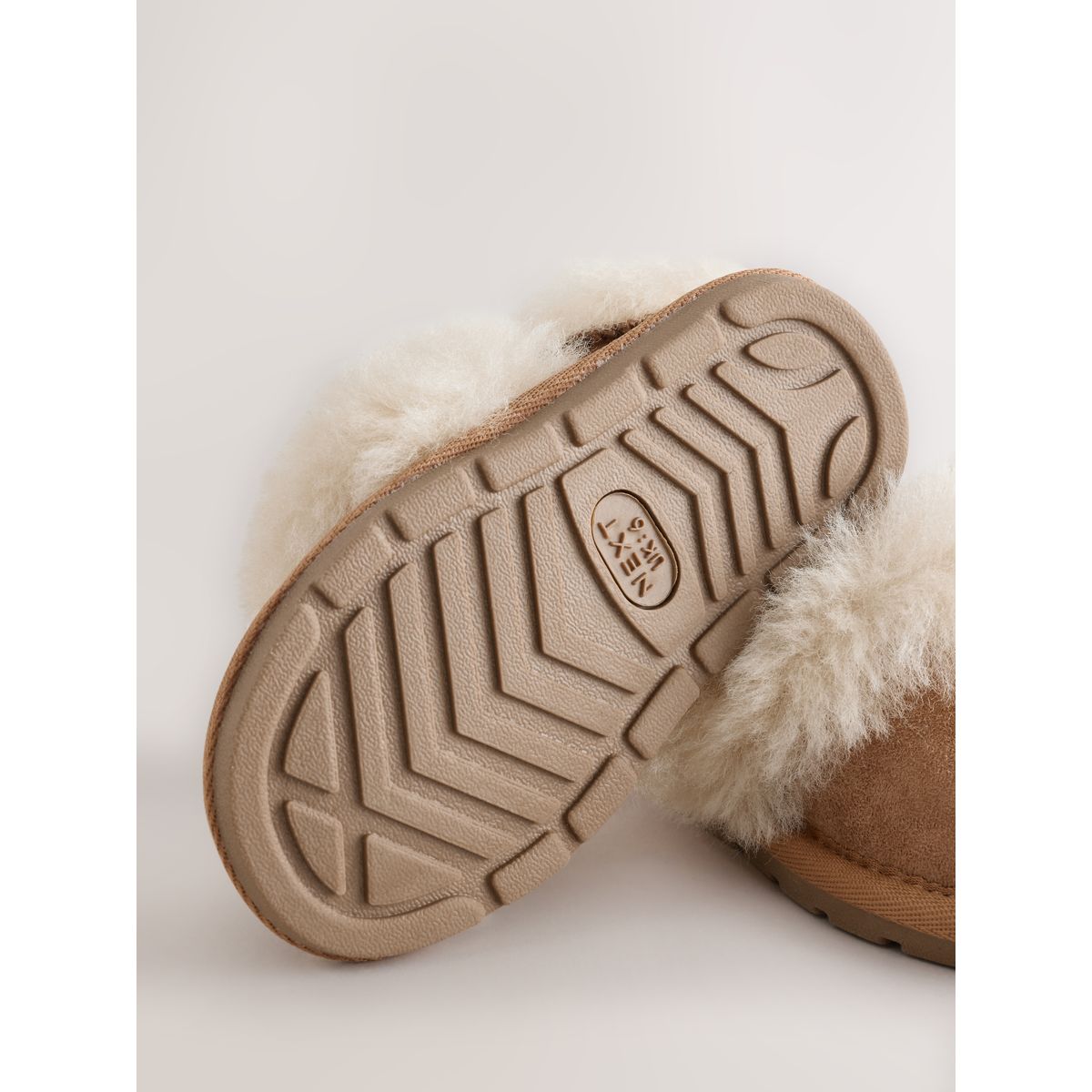 Chaussons en daim doublés de peau mouton marron fauve, NEXT