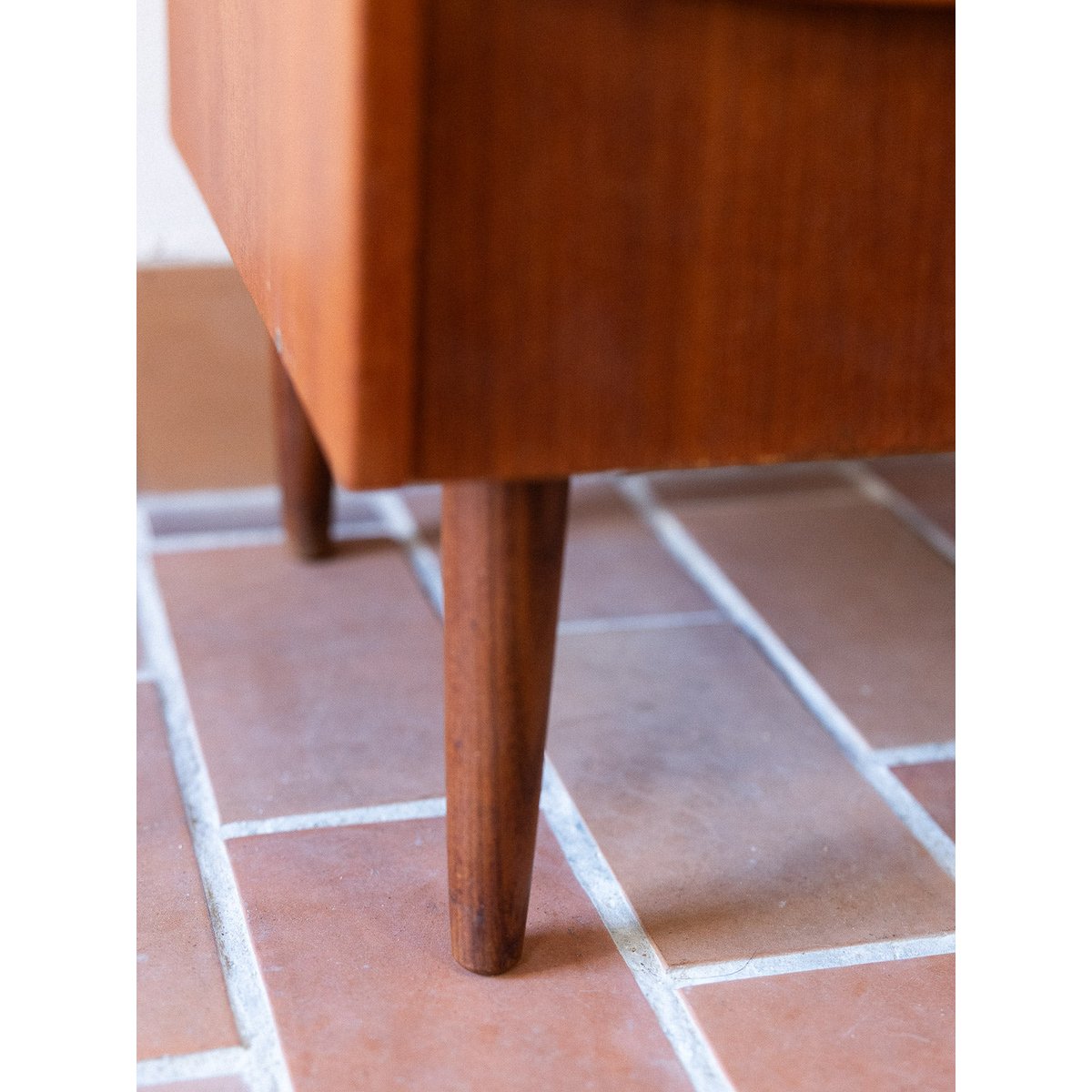Commode contemporaine en bois Olga N°1057 - Bon état bois foncé, DEBONGOUT