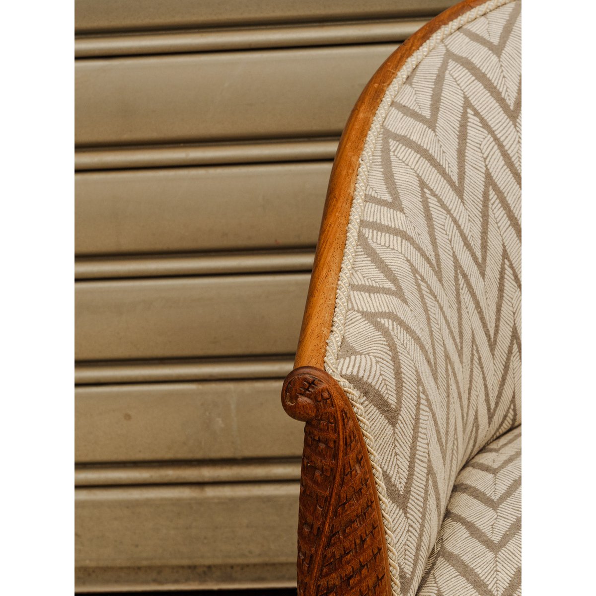 Fauteuil en tissu blanc à motifs Ernest N°1645 - Bon état blanc, DEBONGOUT