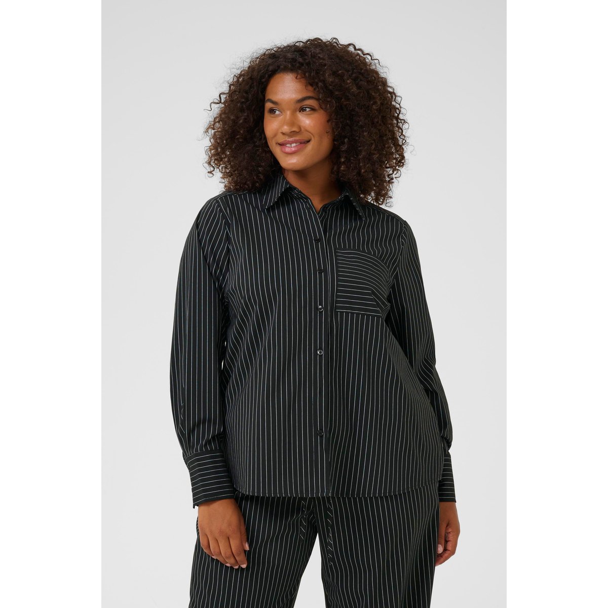Chemise à manches longues noir blanc black/chalk pinstripe, KAFFE CURVE