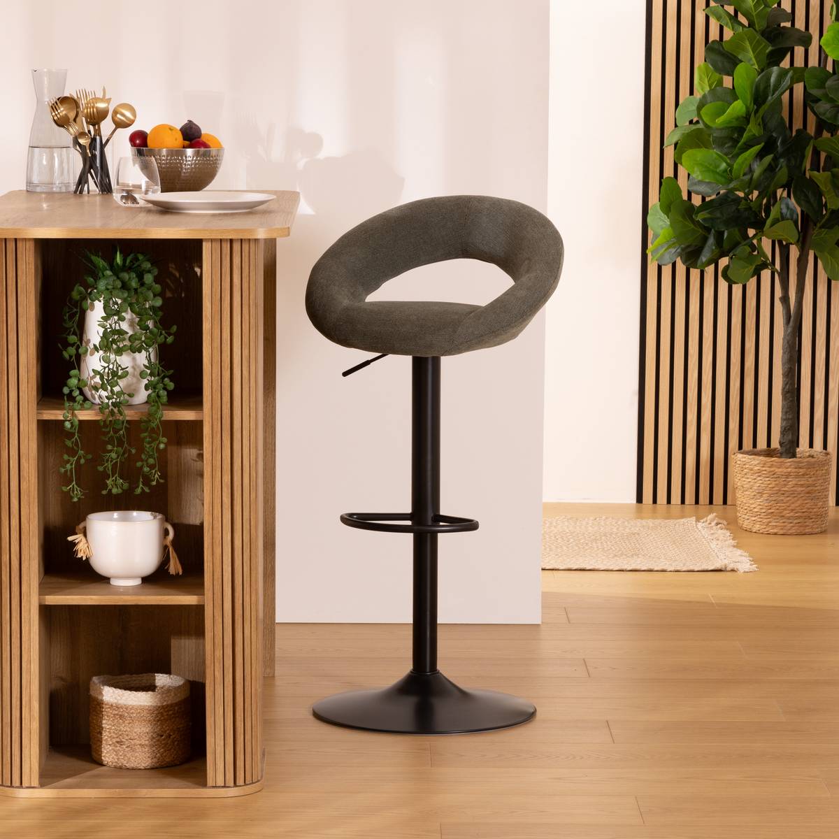 Lot de 2 tabourets de bar réglables et pivotants en tissu SASHA vert cèdre, ATMOSPHERA