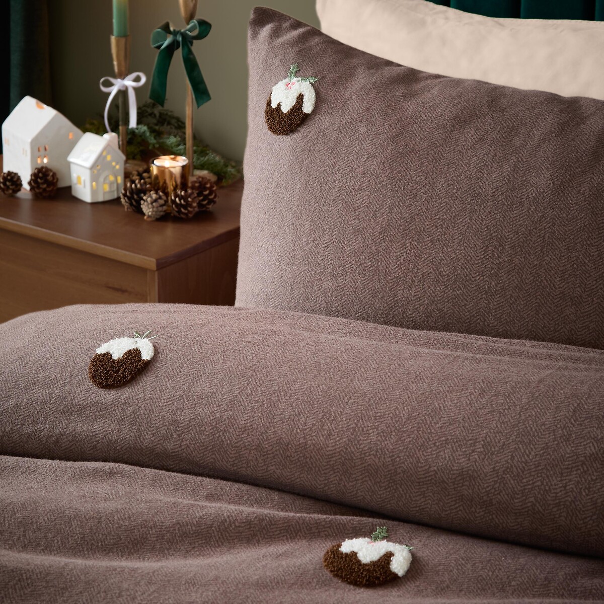 Christmas Pudding Tufted  Duvet Cover and Pillowcase Set chocolate, FURN.