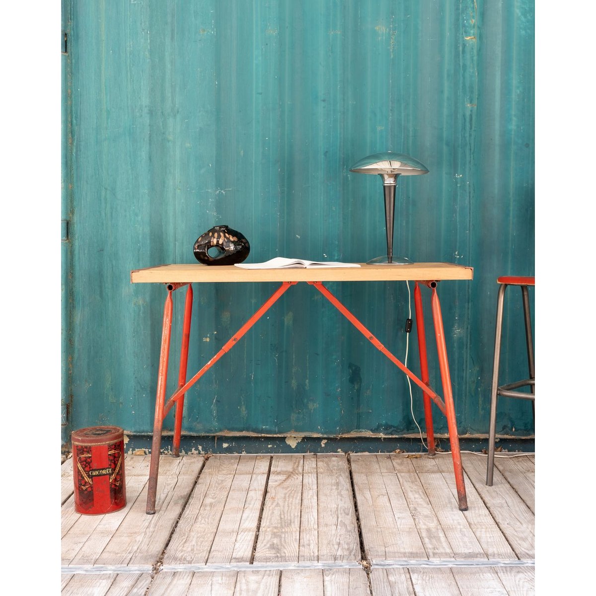 Bureau en bois et métal rouge Edouard N°1027 - Bon état bois clair, DEBONGOUT